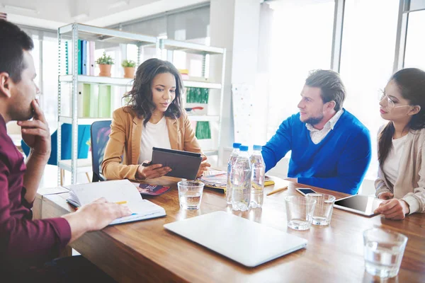 Empresarios conversando — Foto de Stock