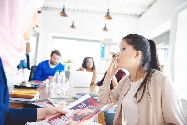 Jóvenes compañeras de trabajo intercambiando sus conceptos —  Fotos de Stock