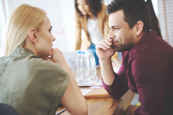 Uomo e donna parlando — Foto Stock