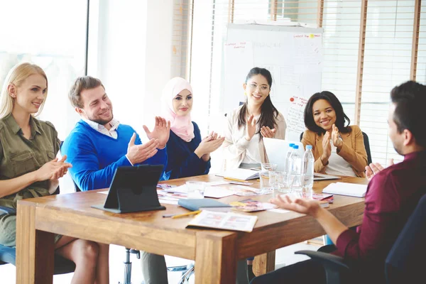 Empresarios reunidos — Foto de Stock