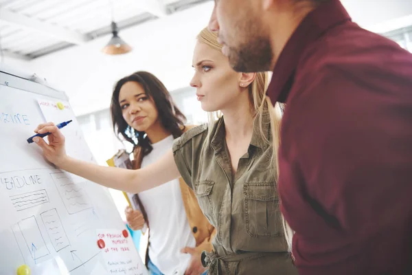 Tres jóvenes empresarios — Foto de Stock