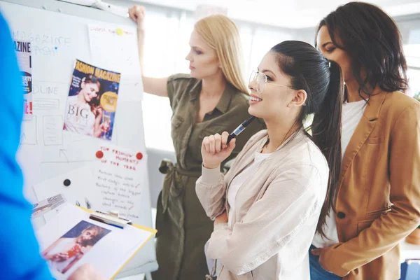 Tres mujeres creativas de negocios — Foto de Stock