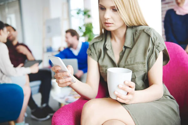 Mujer de negocios usando teléfono celular — Foto de Stock