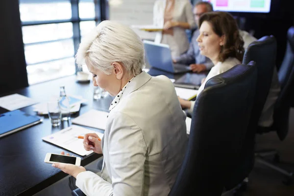 Geschäftsfrau kommuniziert per Smartphone — Stockfoto