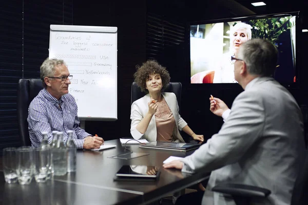 Gente de negocios teniendo videoconferencia en la oficina — Foto de Stock