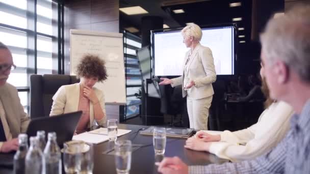 Mujer líder durante la presentación — Vídeo de stock