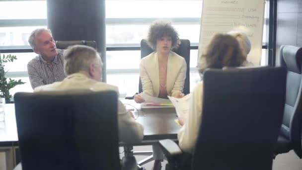 Бизнесмены во время деловой встречи — стоковое видео