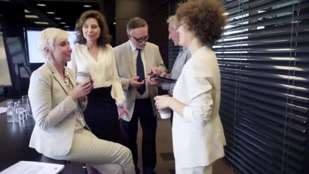 Empresarios durante la pausa para el café — Vídeo de stock