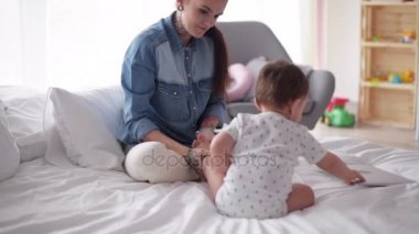 Temizlik erkek bebek anne