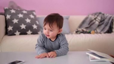 Cep telefonu ile oynarken yürümeye başlayan çocuk 