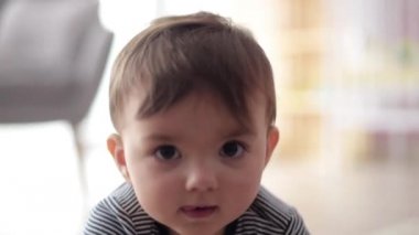 Sevimli küçük çocuk.