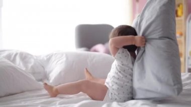 Yastık ile oynayan sevimli çocuk