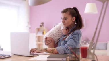 çalışma yürümeye başlayan çocuk ile anne 