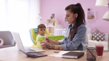 küçük çocuk ile anne 