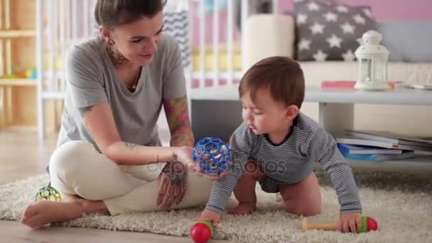 Baby pojke leker med mamma — Stockvideo