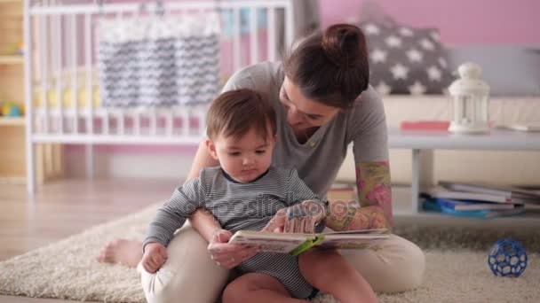 母が彼女の息子のための読書 — ストック動画