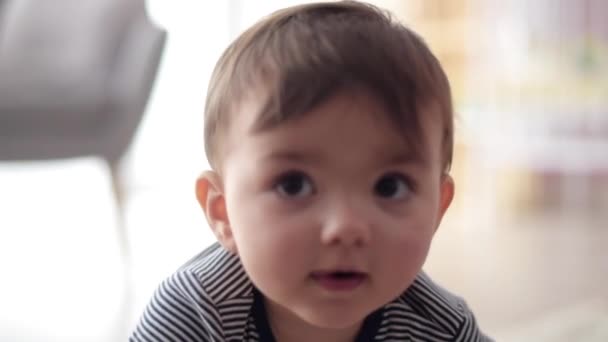 Adorable niñito — Vídeo de stock