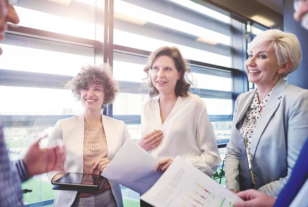 Geschäftsleute diskutieren — Stockfoto