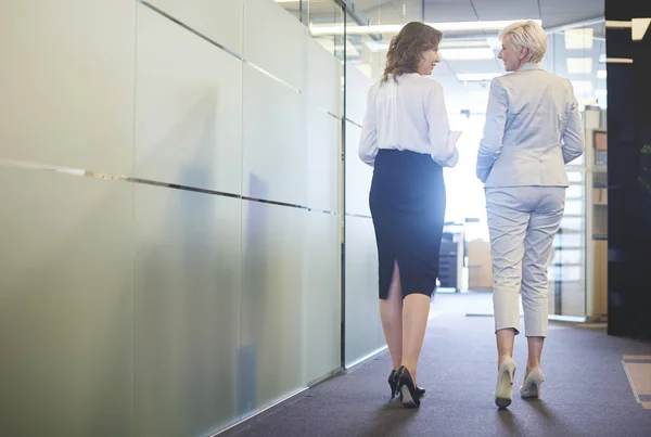 Geschäftsfrauen gehen durch Flur — Stockfoto