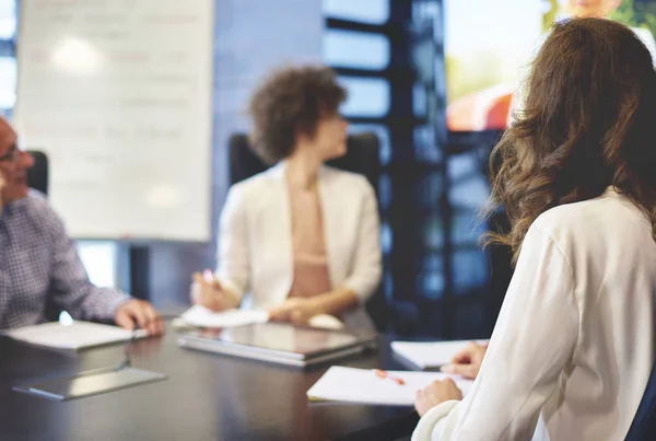 Geschäftsleute sitzen am Konferenztisch — Stockfoto