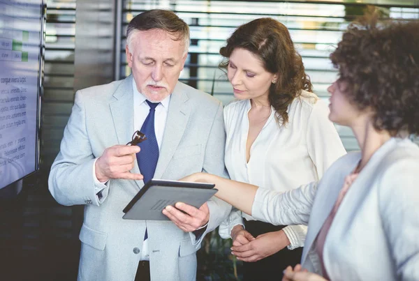 Büroangestellte erklärt Geschäftsstrategie — Stockfoto