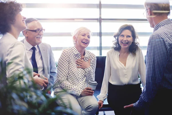 Les gens d'affaires ayant une conversation à l'heure de pause — Photo