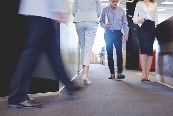 Sección baja de compañeros de trabajo en corredor — Foto de Stock