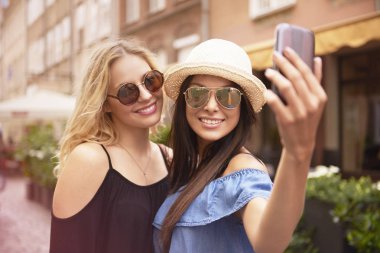 Seyahat ederken iki kadın tarafından selfie alarak