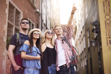 Şehrin ilginç yerler arıyorum