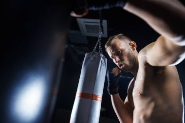 yakışıklı genç kick boks şampiyonu