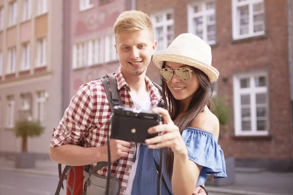 Paar nemen zelfportret in de stad — Stockfoto