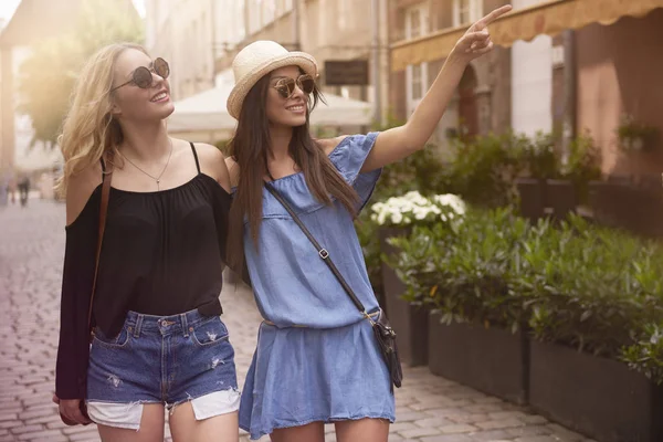 Zwei junge Frauen besuchen neue Orte — Stockfoto