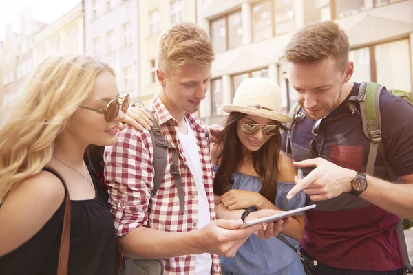 Bild von Freunden wirkt etwas verloren — Stockfoto