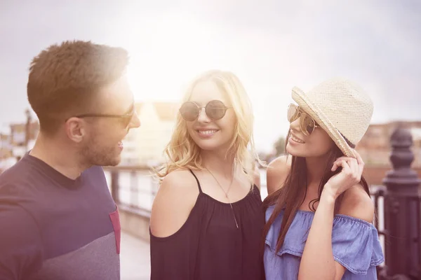 Nahaufnahme junger und fröhlicher Menschen — Stockfoto