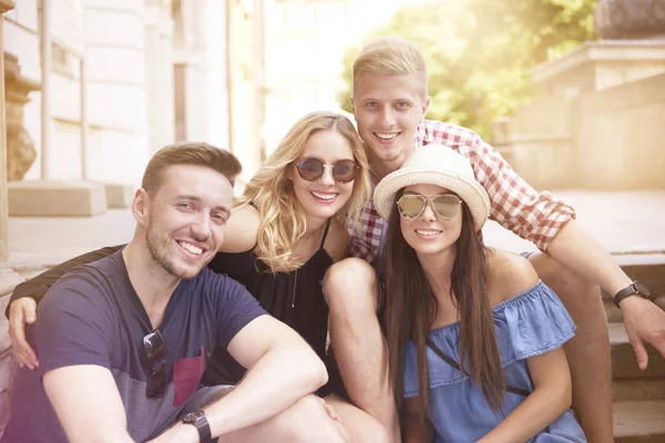 Portret van jonge lachend tourits — Stockfoto