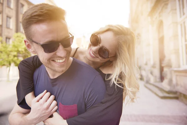 Pareja alegre en la ciudad —  Fotos de Stock