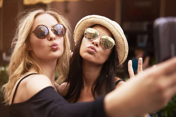 Rubias y chicas de cabello oscuro tomando una selfie —  Fotos de Stock