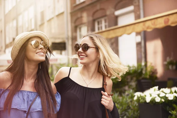 Two girls spending time in the city — Stock Photo, Image