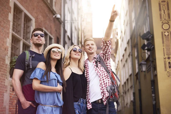 Op zoek naar interessante plekken in de stad — Stockfoto