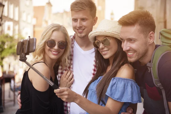 Przyjaciele, którzy biorą grupowe selfie — Zdjęcie stockowe