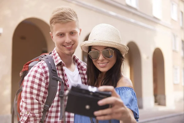 Pareja tomando fotos mientras viaja — Foto de Stock