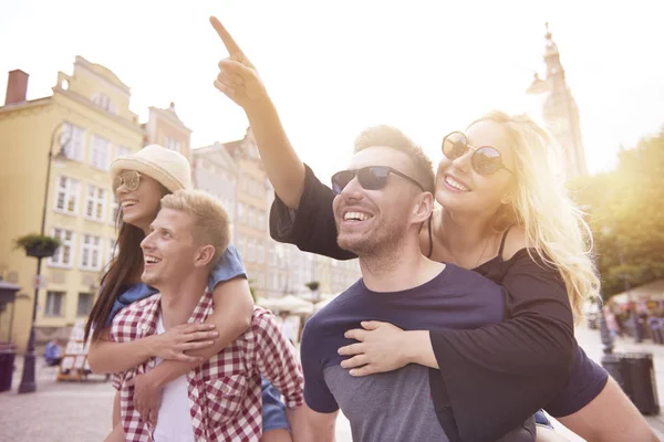 Amis visitant la ville pendant l'été — Photo