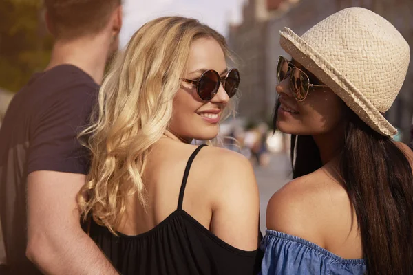 Aantrekkelijke vrouwen in de zonnige stad — Stockfoto