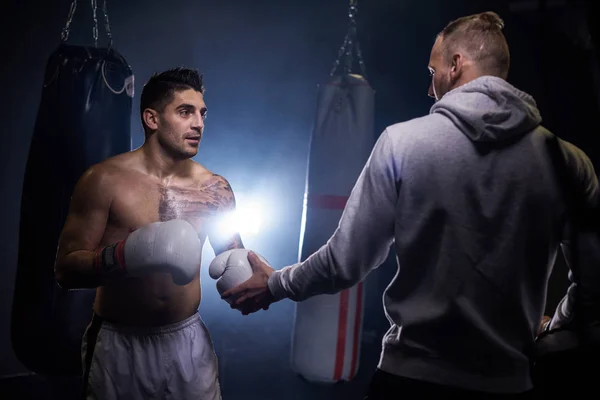 Mannelijke-bokser die traint met zijn coach — Stockfoto