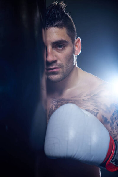 молодой человек в боксерских перчатках
