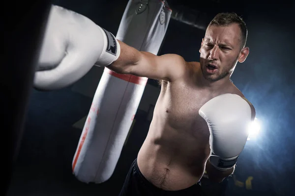 Jovem em luvas de boxe — Fotografia de Stock