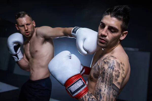 Двоє чоловіків, екіпірування для боксу — стокове фото