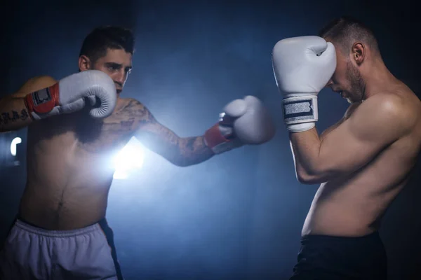 Двоє чоловіків, екіпірування для боксу — стокове фото