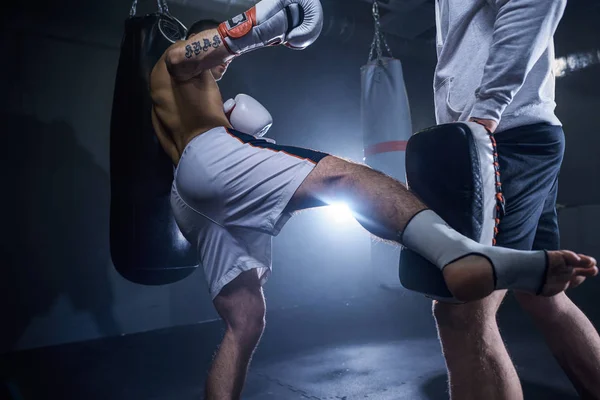 Boxer trainiert mit seinem Trainer — Stockfoto