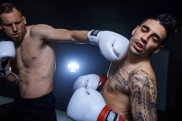 Dos hombres boxeando —  Fotos de Stock